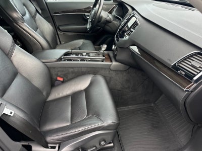 2017 Volvo XC90 T6 Momentum