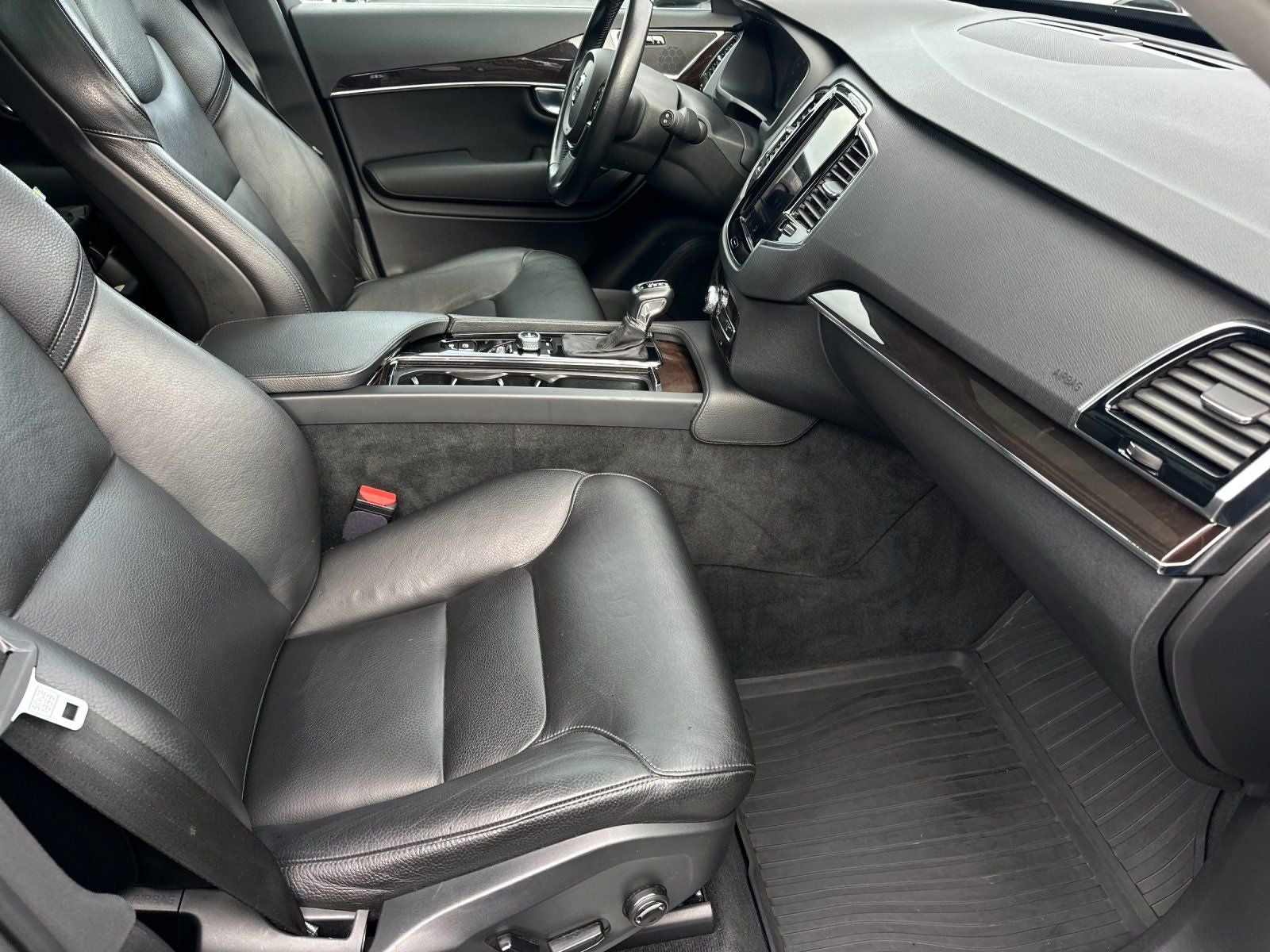 2017 Volvo XC90 T6 Momentum