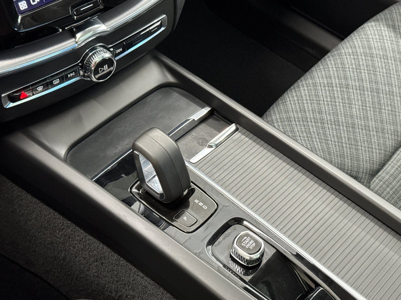 2022 Volvo XC60 Recharge Plug-In Hybrid T8 Inscription Expression