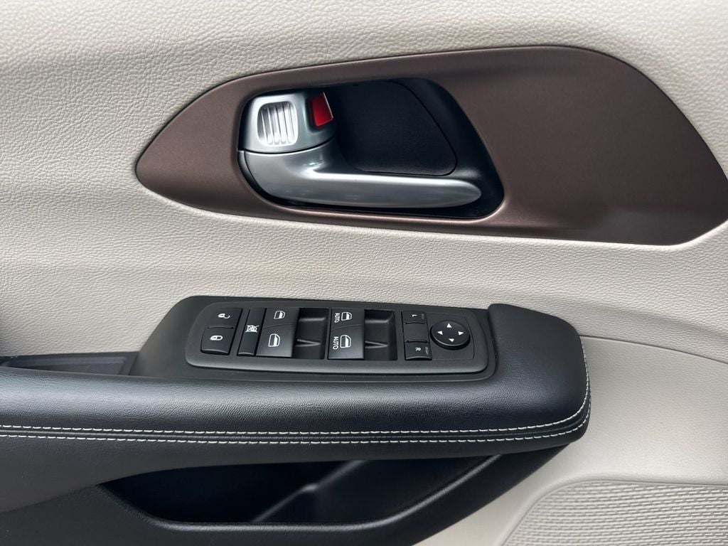 2024 Chrysler Voyager LX