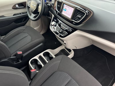 2024 Chrysler Voyager LX