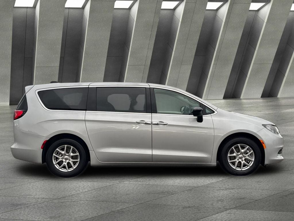 2024 Chrysler Voyager LX